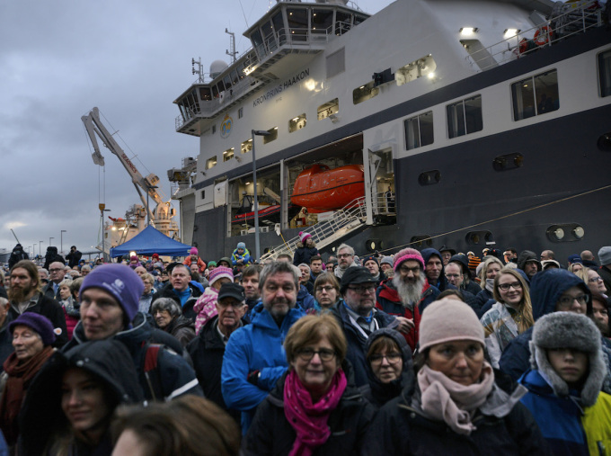 Mange var møtt fram for å se skipet døpt på kaia i Tromsø. Foto: Rune Stoltz Bertinussen / NTB scanpix